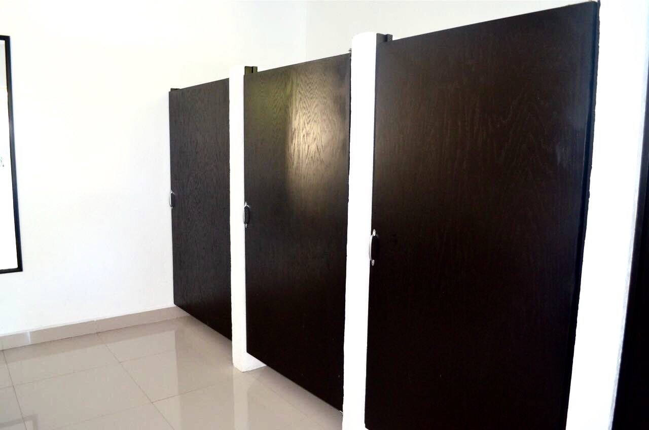 Baños modernos y limpios del salón