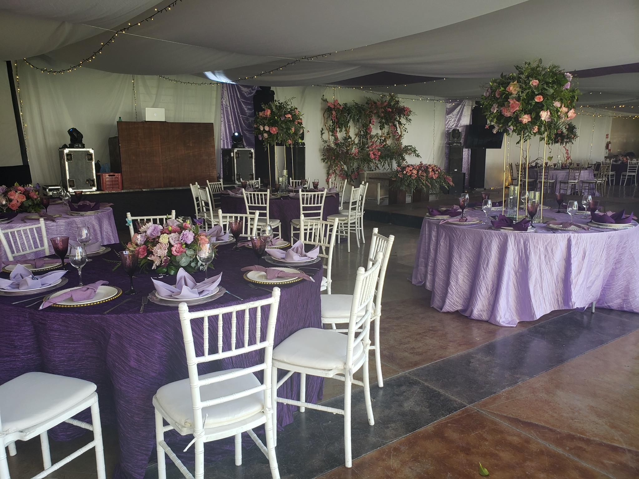 Boda elegante con decoración en salón Punto A