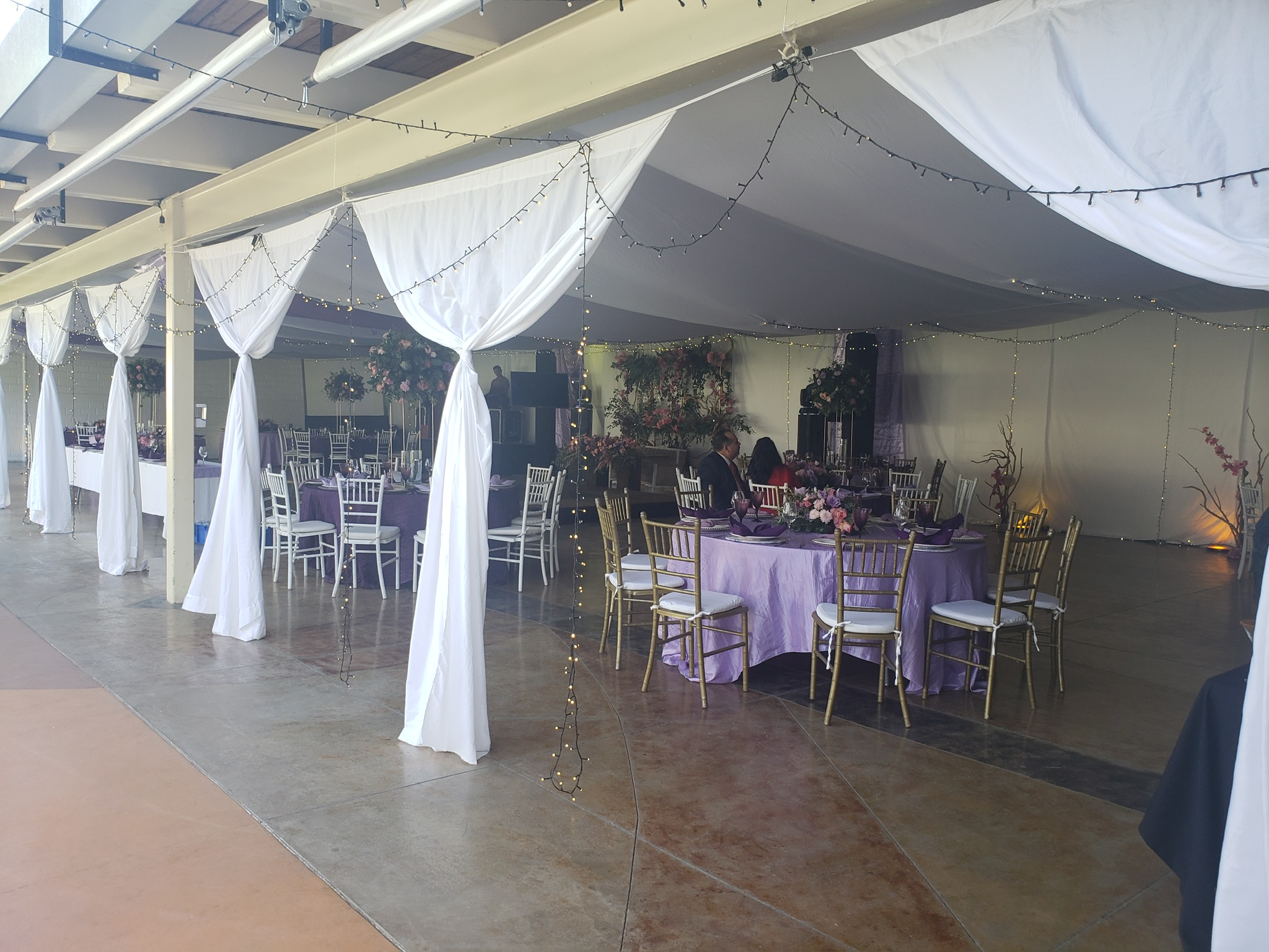 Boda con iluminación ambiental en salón de eventos