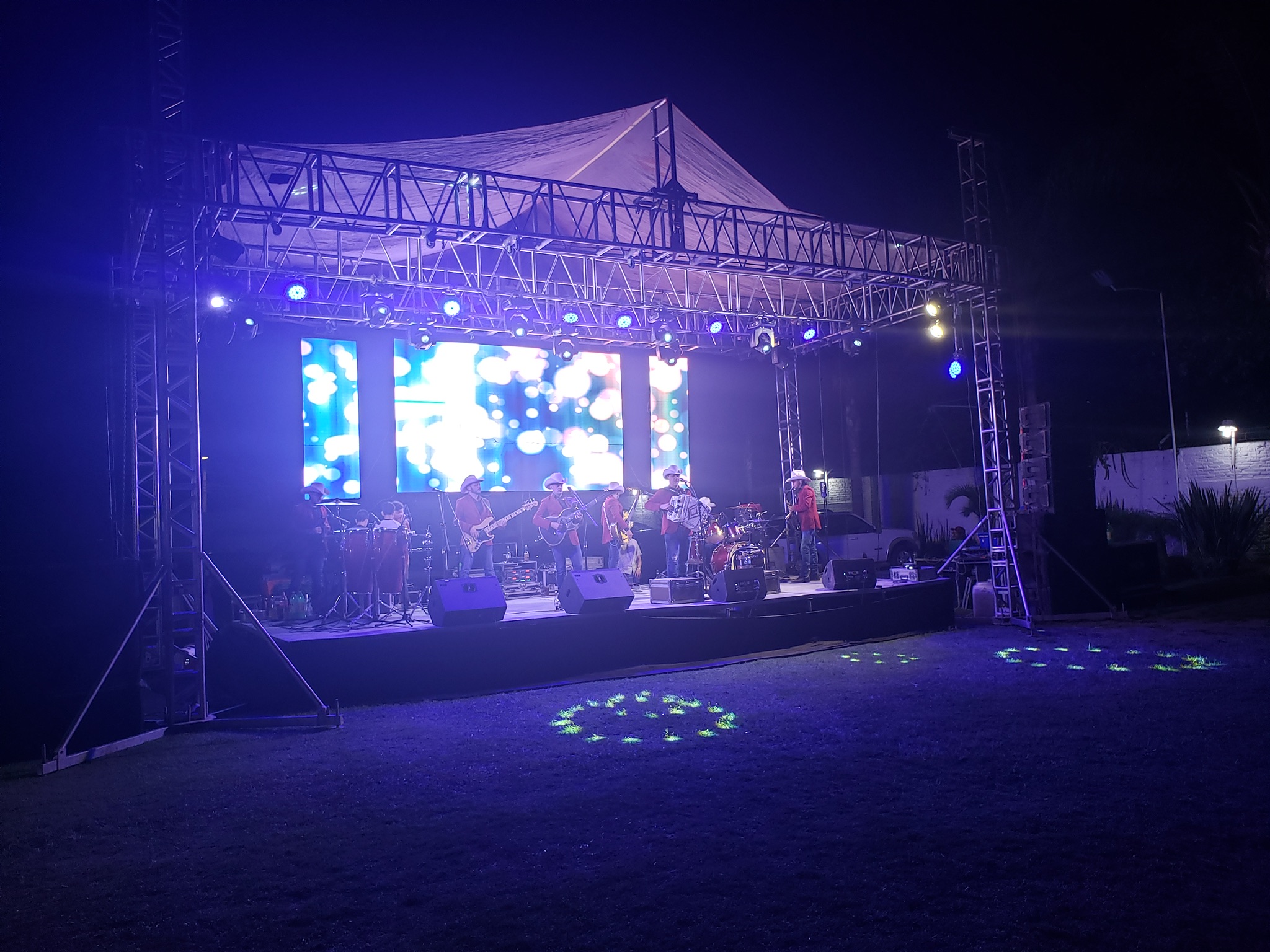 Escenario montado en jardín para eventos