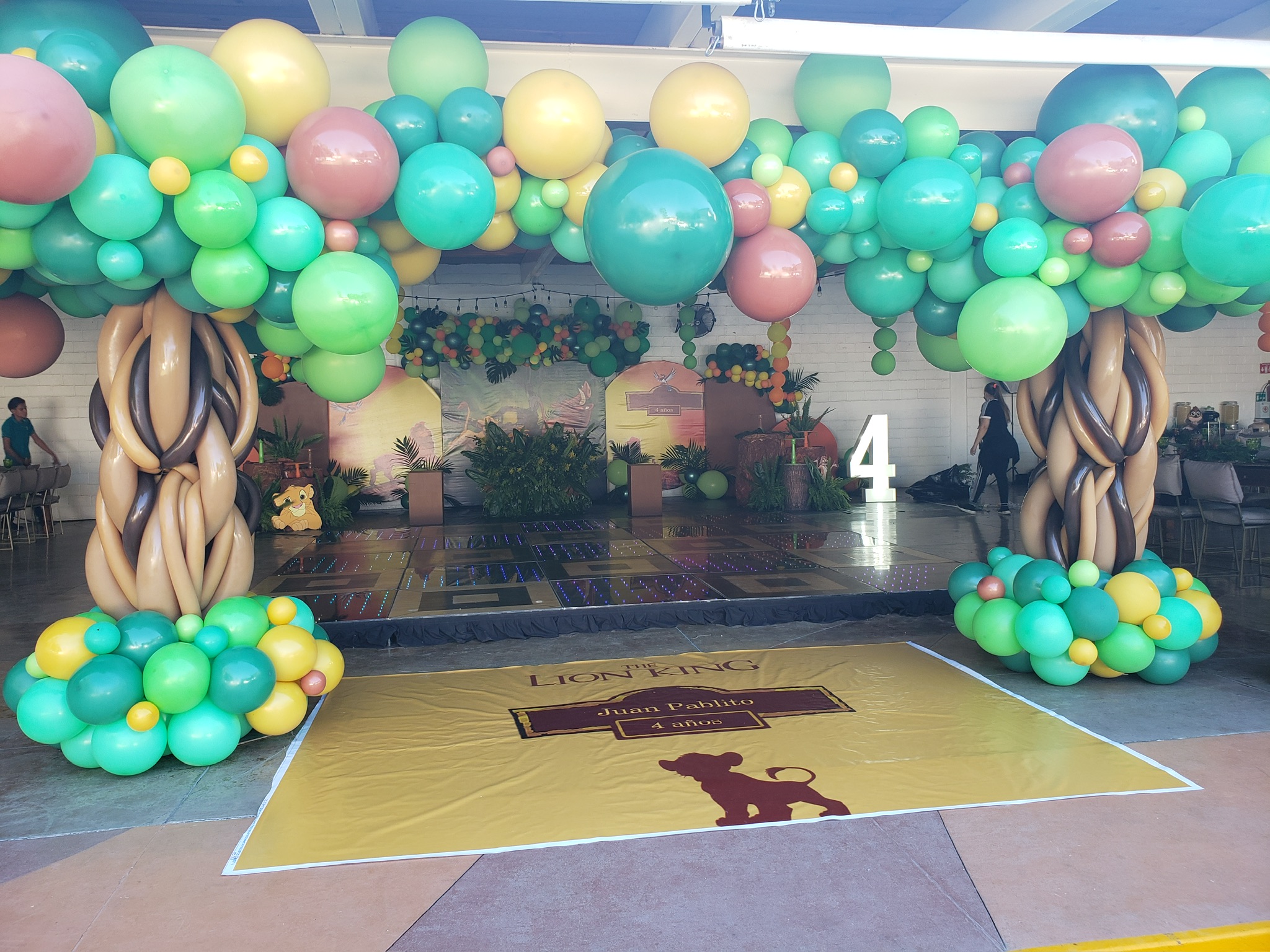 Fiesta infantil montaje de mesas en salón