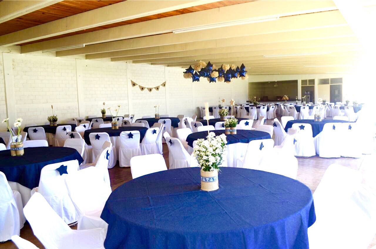 Salón decorado con tema azul y blanco