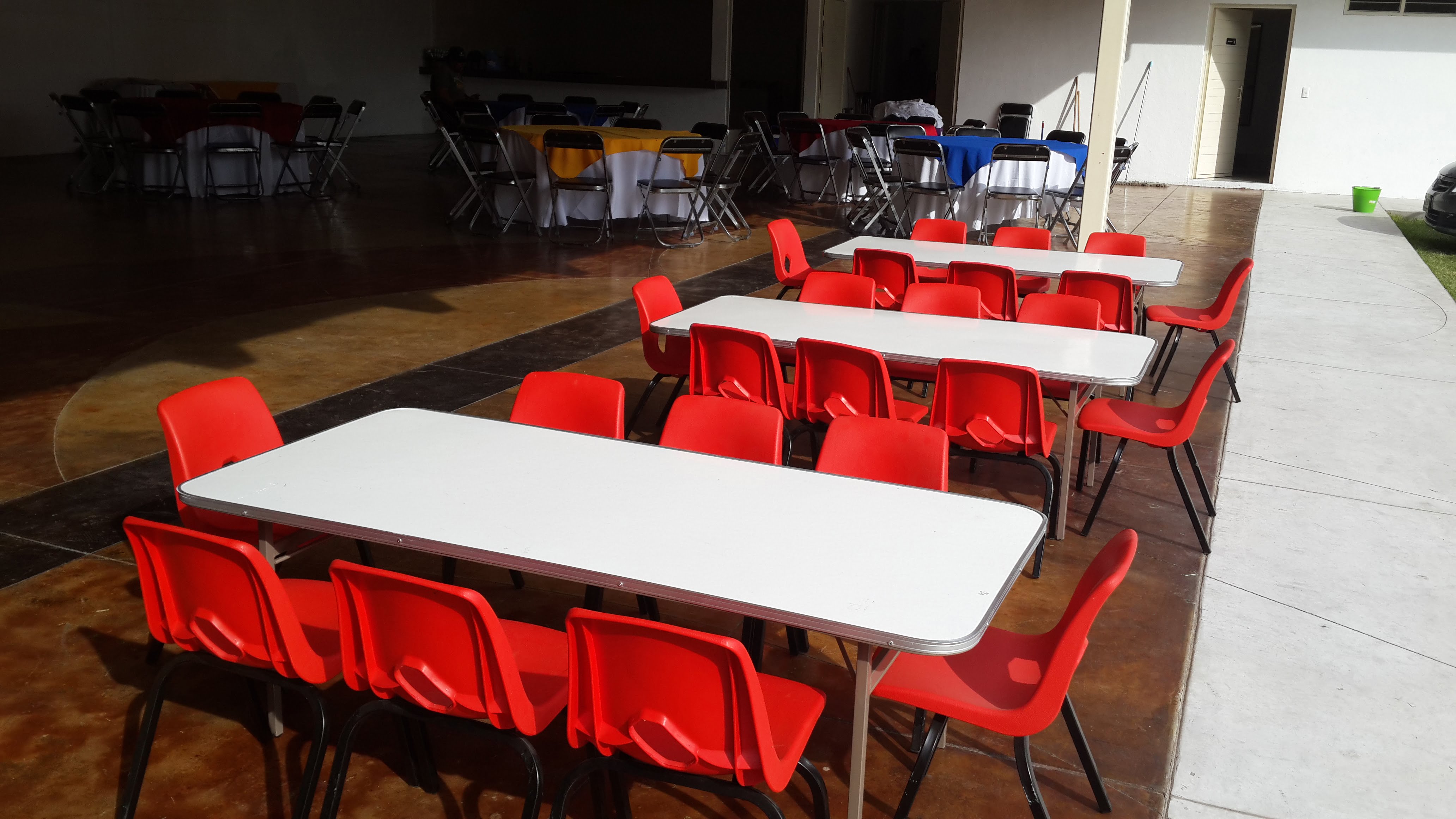 Sillas y mesas infantiles para eventos
